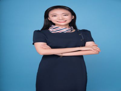 石秋童:美術(shù)，畢業(yè)于四川美術(shù)學(xué)院，成績(jī)優(yōu)異，獲得四川美術(shù)學(xué)院畢業(yè)設(shè)計(jì)學(xué)院獎(jiǎng)，大學(xué)期間在心田美術(shù)兼職兩年，有豐富的教學(xué)經(jīng)驗(yàn)。