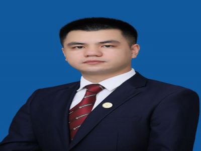 榮元長中學地理教師，畢業(yè)于西南大學，曾在成都金堂實驗中學工作三年，從事高中地理教學工作。獲得成都市教師微課大賽二等獎，所教高中畢業(yè)班成績優(yōu)異。后就職于深圳，期間外派東南亞兩年，擔任參加全國聯(lián)考的華僑生、港澳臺學生地理教學工作，所負責項目組連續(xù)四學期零投訴。 
