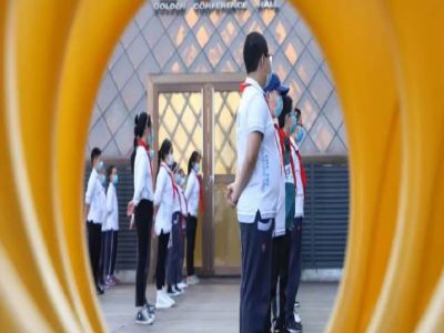 一米之外—— 隔離病毒，不隔離愛