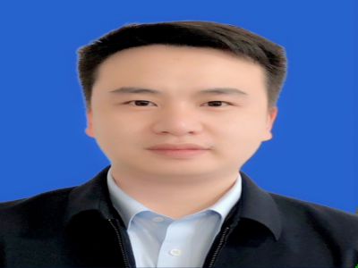 張蜀梁:35歲，中學一級教師大學本科，帶過九屆高三，成績優(yōu)異，性格活潑開朗，熱愛寫作。曾獲地市級先進班主任、地市級優(yōu)質(zhì)課競賽一等獎、縣級高考先進工作者