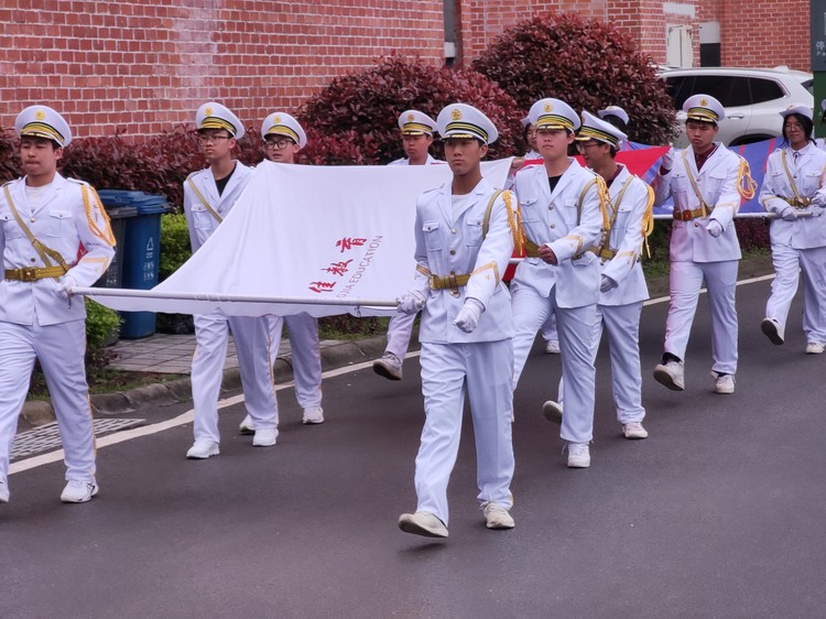 德育之窗|驛路梨花處處開，雷鋒精神代代傳 